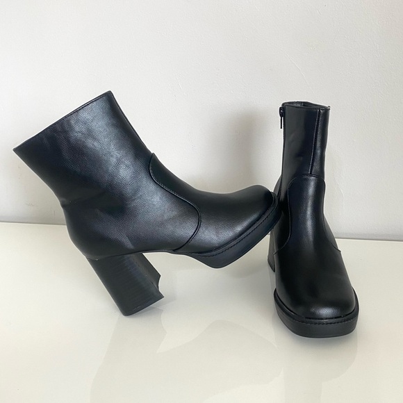 Rouge Helium Shoes - NWOB Rouge Helium Black Ankle Boots